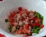 Foto del paso 2 de la receta: Ensalada colorida de alubias y atún