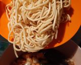 Foto langkah ke 5 dari resep Bakmie Mie Goreng Panjang Umur Ulang Tahun.