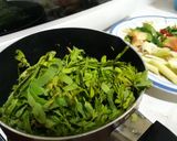 รูปขั้นตอนการทำที่ 2 ของ ต้มยำไก่ใบมะขามอ่อน
