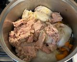 Foto del passaggio 2 della ricetta Insalata di pollo e zucchine in salsa tonnata antica