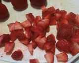 Foto del paso 1 de la receta: Frutillas con banana y crema rosa
