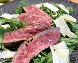 Foto del passaggio 5 della ricetta Tagliata di manzo con rucola e grana
