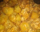 Hagymás csirkekockák héjában főtt burgonyával - egytál recept fázis 3 fotója