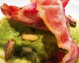 Foto del passaggio 6 della ricetta Risotto alla crema di piselli e parmigiano, pistacchi e pancetta