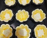 Foto langkah ke 3 dari resep Puff Pastry Flower With Strawberry & Cheese.
