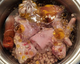 Foto del paso 5 de la receta: Judías pintas con manitas y rabo
