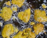 A picture of step 2 of Aloo piyaz ke pakoray.