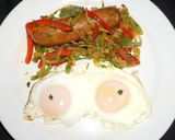 Foto del paso 3 de la receta: Huevos fritos con chorizos caseros y pimientos al tuntun