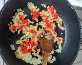 Foto del paso 1 de la receta: Arroz con pollo y salchichas blancas y rojas