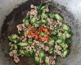 รูปขั้นตอนการทำที่ 6 ของ ผัดกระเจี๊ยบเขียวหมูสับพริกสด