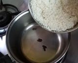 मीठा गुड़ नारियल चावल (नारली भात) रेसिपी चरण 3 फोटो