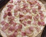 Une image de l'étape 3 de Pizza blanche au jambon et pecorino.