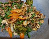 Foto langkah ke 6 dari resep Tumis Udang Cabe Hijau.