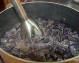 Foto del passaggio 8 della ricetta Vellutata di patate viola con salsa allo yogurt e guanciale croccante