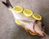 Foto del paso 2 de la receta: Dorada al limón con ensalada fresca