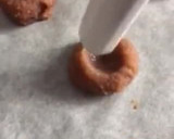 Foto del paso 3 de la receta: Panellets de almendra con Nesquik, rellenos de chocolate blanco y los clásicos de piñones