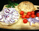 Foto del paso 6 de la receta: Bollo de semillas con queso Brie, cebolla morada y huevo