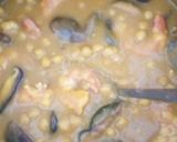 Foto del paso 7 de la receta Garbanzos guisados en cúrcuma con shiitake y gambones