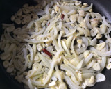 Foto del paso 3 de la receta: Gambones al ajillo con gulas y cebolla 🦐🍽