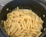 A picture of step 4 of Creamy seafood pasta.