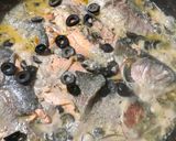 Foto del paso 4 de la receta: Trucha con vino y aceitunas negras
