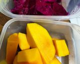 Foto langkah ke 2 dari resep Pink October dragon fruit Smoothie.