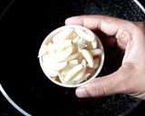 A picture of step 2 of Lahsun Mirch ki Chutney.