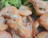 Foto langkah ke 3 dari resep Tumis Udang Brokoli Berkuah.
