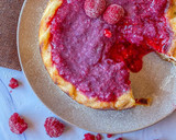 Foto del paso 4 de la receta: Tarta de queso con frambuesas sin harinas