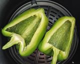 Foto del paso 1 de la receta: Pimiento verde con jamón, queso y huevo en Air fryer