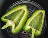 Foto del paso 1 de la receta: Pimiento verde con jamón, queso y huevo en Air fryer