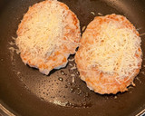 Foto del paso 1 de la receta: Doble chicken cheese burger con pepinillo