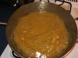 Spaghetti cremoso con queso de bola holandés y perejil
