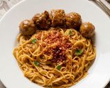 Foto langkah ke 4 dari resep Spaghetti Instan Aglio Olio Plus Salome, Simpel tapi Nagih!.