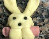 Foto del paso 3 de la receta: Conejitos de pan con salchichas!!