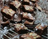 Foto langkah ke 7 dari resep Brownies Mengkilap Almond (tutorial).
