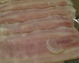 Foto del paso 2 de la receta: Rollo de pechuga envuelto en beicon y relleno de jamón York y queso con salsa de champiñones y almendras