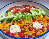 Foto del paso 2 de la receta: Ensalada de Garbanzos con Pimientos, Aguacate, tomate!