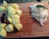 Foto del passaggio 2 della ricetta Cosce e sovracosce di pollo alla birra, e patate