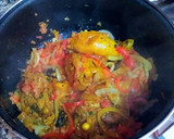 Foto del paso 3 de la receta: Pollo estofado a la moruna con patatas y pasas