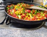 Foto del paso 2 de la receta: Cena rápida de chuletas de Sajonia con tomate y pimientos