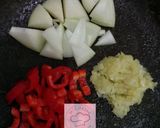 Foto langkah ke 2 dari resep Ayam Kentang Masak Lada Hitam.