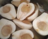 Foto del paso 1 de la receta Tartaleta de pera al almíbar de Amaretto rellenas de nueces con crema
