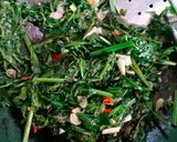 Foto langkah ke 2 dari resep Tumis Pakis Hijau.