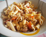 Foto del paso 4 de la receta: Ensalada de pasta con atún, cherrys y tortilla