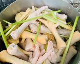 Hình bước làm 2 của món Chân gà ngâm sả tắc