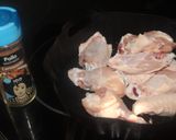 Foto del paso 2 de la receta: Alitas de pollo con patatas en freidora de aire