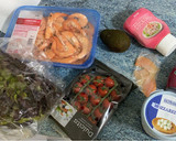 Foto del paso 1 de la receta: Ensalada de langostinos y salmón ahumado