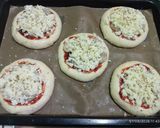 Foto langkah ke 5 dari resep Roti Pizza Home Made tanpa ulen tanpa telur.