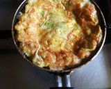 Foto langkah ke 7 dari resep Telur Dadar Goreng Tepung Daun Kelor.
